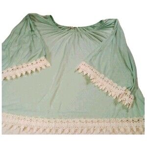 Women's Boutique Mint  Oversized Lace Accent On Sleeves Size Medium